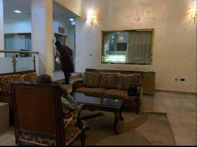 Ofas Chelsea Hotel Абуджа Экстерьер фото